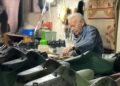 9 yaşında çırak olarak başladığı mesleğinde 63 yıldır ayakkabı tamir edip, üretiyor