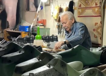 9 yaşında çırak olarak başladığı mesleğinde 63 yıldır ayakkabı tamir edip, üretiyor
