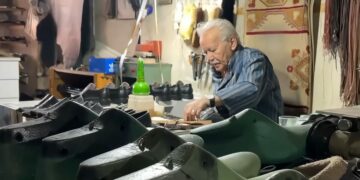 9 yaşında çırak olarak başladığı mesleğinde 63 yıldır ayakkabı tamir edip, üretiyor