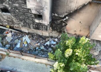 Avcılar’da 2,5 yıl önce yanan tekstil fabrikasının çevresi çöplüğe döndü