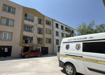 3’üncü kattan düşen 3 yaşındaki çocuk ağır yaralandı