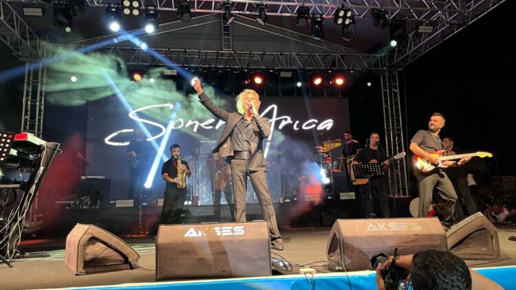 Soner Arıca, Fatsa konserinde annesi ve dayısı Kadir İnanır'ı andı