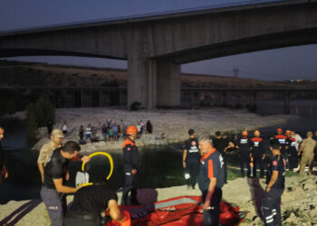Piknik yaptıkları adacıkta su seviyesi yükselince mahsur kalan 32 kişi kurtarıldı