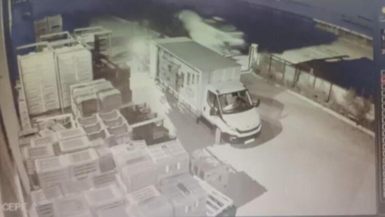 Kamyonetin traktöre ve bir tesisin duvarına çarptığı kaza kamerada: 1 ölü, 3 yaralı