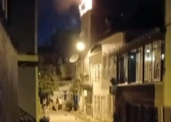 Fatih’te çatıda çıkan yangına müdahale eden itfaiye eri yaralandı