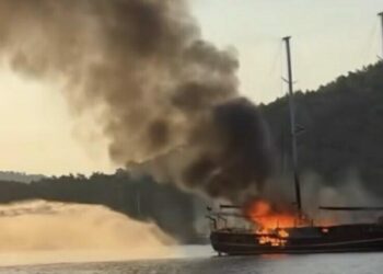 Göcek açıklarında tekne yandı, yolcular ve mürettebat tahliye edildi