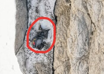 Ölen dağcının, 200 metre sürüklendikten sonra ipte asılı kaldığı bölge dronla görüntülendi