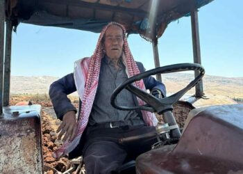 Hataylı çiftçi, 50 yıldır aynı traktörü kullanıyor
