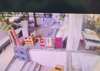 Bayrampaşa'da hafif ticari araca çarpan su tankerinin devrildiği anlar kamerada