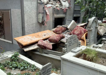 Avcılar’da 4 katlı binanın yıkımında mezarlara önlem: Süngerler amortisör görevi gördü