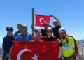 15 Temmuz şehitleri anısına Aladağlar'ın zirvesinde Türk bayrağını dalgalandırdılar