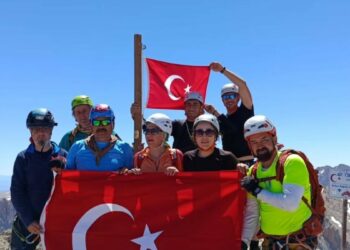 15 Temmuz şehitleri anısına Aladağlar'ın zirvesinde Türk bayrağını dalgalandırdılar