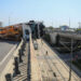 Yan yatan beton pompası kamyonu, üst geçitte asılı kaldı
