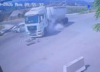 Tanker ile otomobilin çarpıştığı kaza kamerada; 2 yaralı