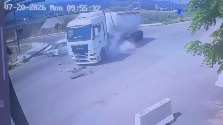 Tanker ile otomobilin çarpıştığı kaza kamerada; 2 yaralı