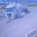 Tanker ile otomobilin çarpıştığı kaza kamerada; 2 yaralı