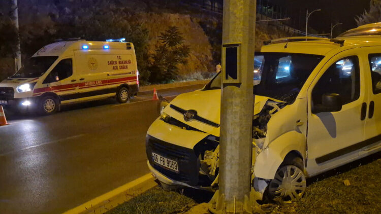 Malatya'da hafif ticari araç, aydınlatma direğine çarptı; 2 yaralı