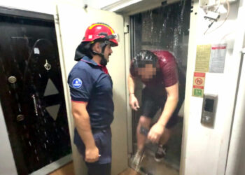 Avcılar’da boşaltılan sitedeki su saatini söktü; binayı su basınca asansörde kaldı