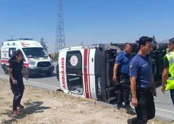 Niğde'de ambulans ile otomobil çarpıştı: 5 yaralı