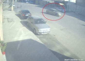 Otomobilin motosiklete çarptığı kaza kamerada; 1 yaralı