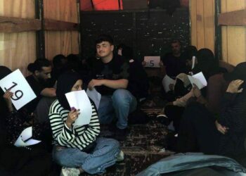 Kamyonetin kasasında 20 kaçak göçmen yakalandı