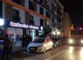 Patlayan apartman aydınlatması bina sakinlerini sokağa döktü