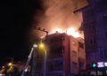 Bolu'da bir apartmanın çatı katı alev alev yandı