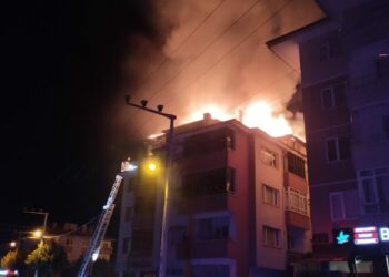 Bolu'da bir apartmanın çatı katı alev alev yandı