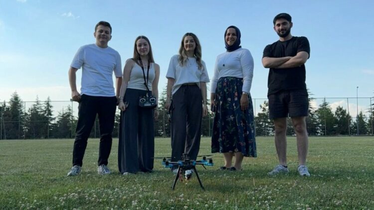 Üniversite öğrencilerinden, yüz tanıma özellikli devriye dronu