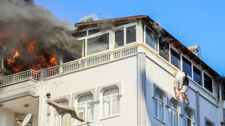 Yangında teras korkuluğundan sarkıp, kurtarılmayı beklediler