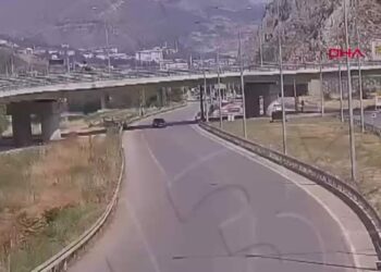Geri manevra yapan otomobilin, başka bir araçla çarpıştığı kaza kamerada