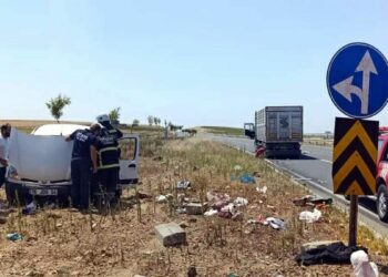 Kamyon ile hafif ticari araç çarpıştı; 2 ölü, 3 yaralı