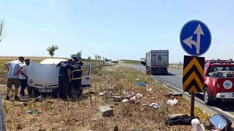 Kamyon ile hafif ticari araç çarpıştı; 2 ölü, 3 yaralı