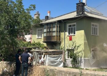 2 katlı evde yangın çıktı; içerideki 6 çocuğu itfaiyeciler kurtardı