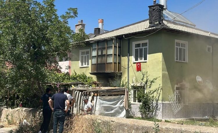 2 katlı evde yangın çıktı; içerideki 6 çocuğu itfaiyeciler kurtardı