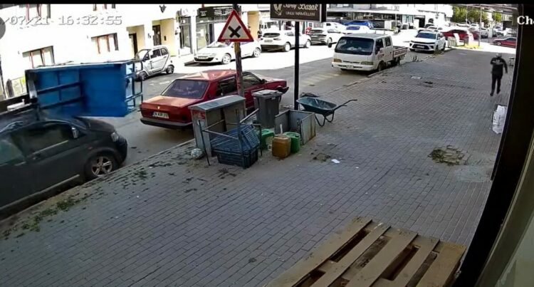 Eşya taşıma asansörünün minibüsün üzerine devrildiği anlar kamerada