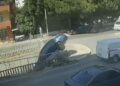 Pendik'te otomobil dereye düştü; kaza kamerada