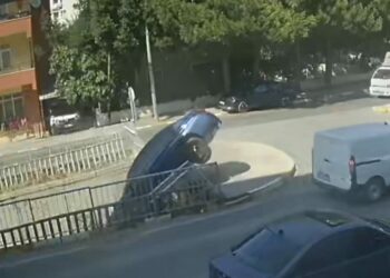Pendik'te otomobil dereye düştü; kaza kamerada