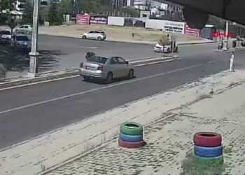 Elazığ’da 3 kişinin yaralandığı kaza kamerada
