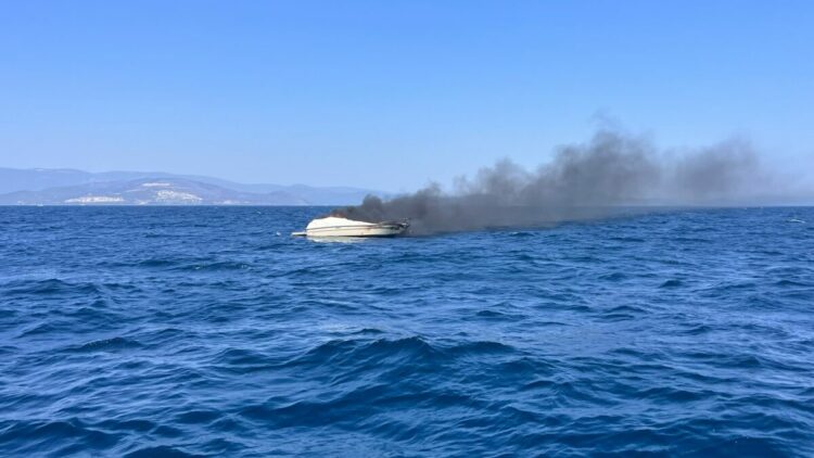 Didim açıklarında tekne yangını: 2 kişi denizden kurtarıldı