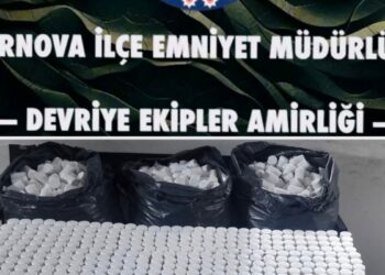 İzmir'de polisten kaçan şüphelinin terk ettiği otomobilde 118 bin sentetik hap ele geçirildi