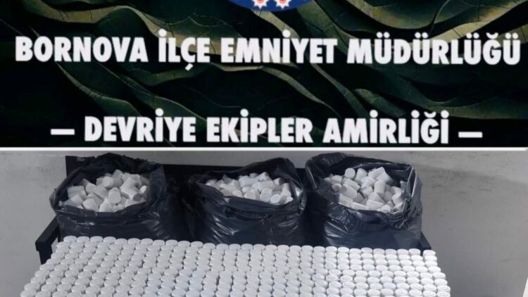 İzmir'de polisten kaçan şüphelinin terk ettiği otomobilde 118 bin sentetik hap ele geçirildi