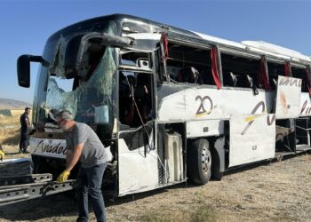 Kütahya'da yolcu otobüsü devrildi; 31 yaralı