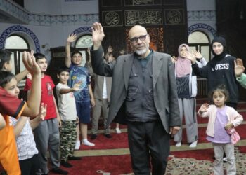 Camilerin 30 yıldır gönüllü temizliğini yapan Dursun Kaçan, alkışlarla umreye uğurlandı
