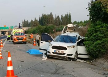 TIR'ın çarptığı hafif ticari araçtaki anne ile oğlu öldü; 2 yaralı