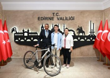 Edirne Valisi'nden çevreci Aras'a bisiklet hediyesi