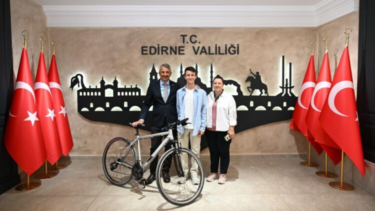 Edirne Valisi'nden çevreci Aras'a bisiklet hediyesi