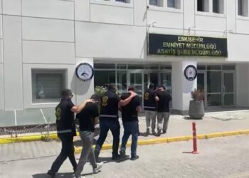 Kendilerini polis olarak tanıtıp dolandırıcılık yapan 2 şüpheli tutuklandı