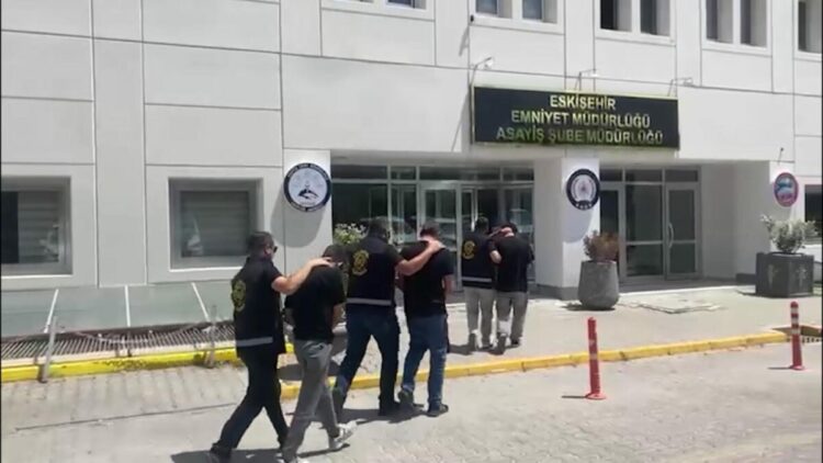 Kendilerini polis olarak tanıtıp dolandırıcılık yapan 2 şüpheli tutuklandı