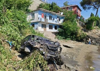 Otomobil, direğe çarpıp 30 metreden deniz kıyısına uçtu; sürücü yaralandı